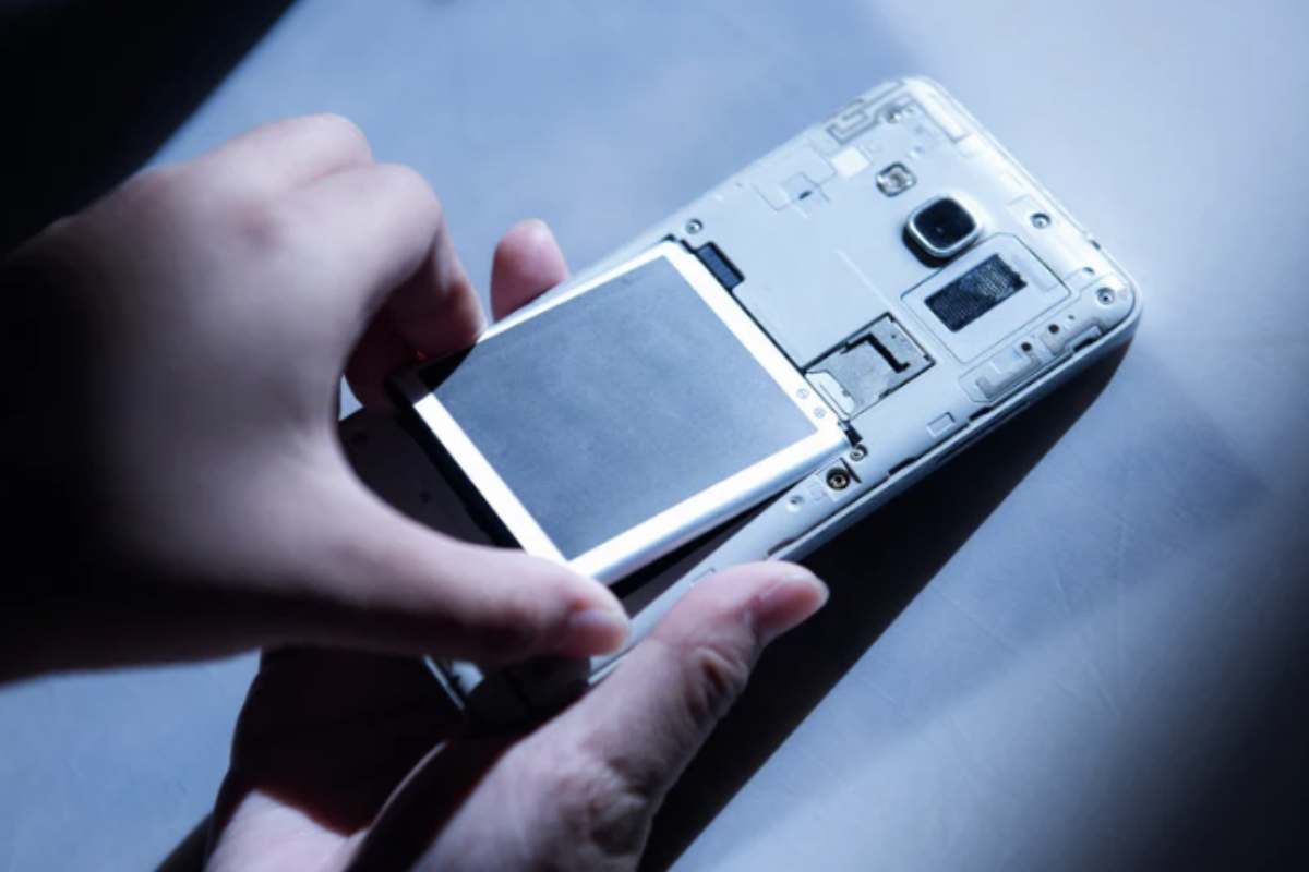 L’attenzione alla durata della batteria passa anche per la gestione delle funzionalità del telefono. Ridurre la luminosità del display,