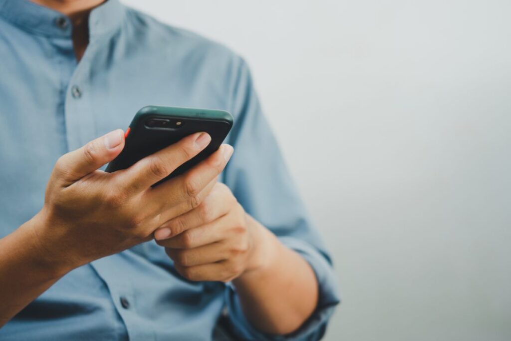 Uomo con smartphone