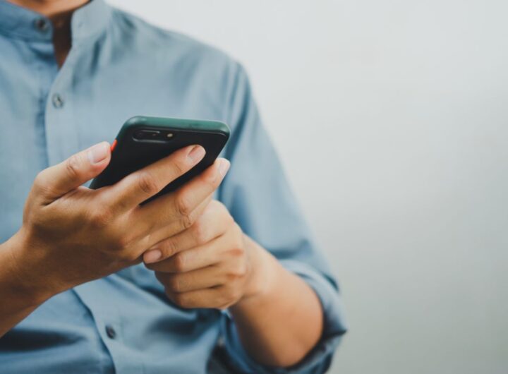 Uomo con smartphone