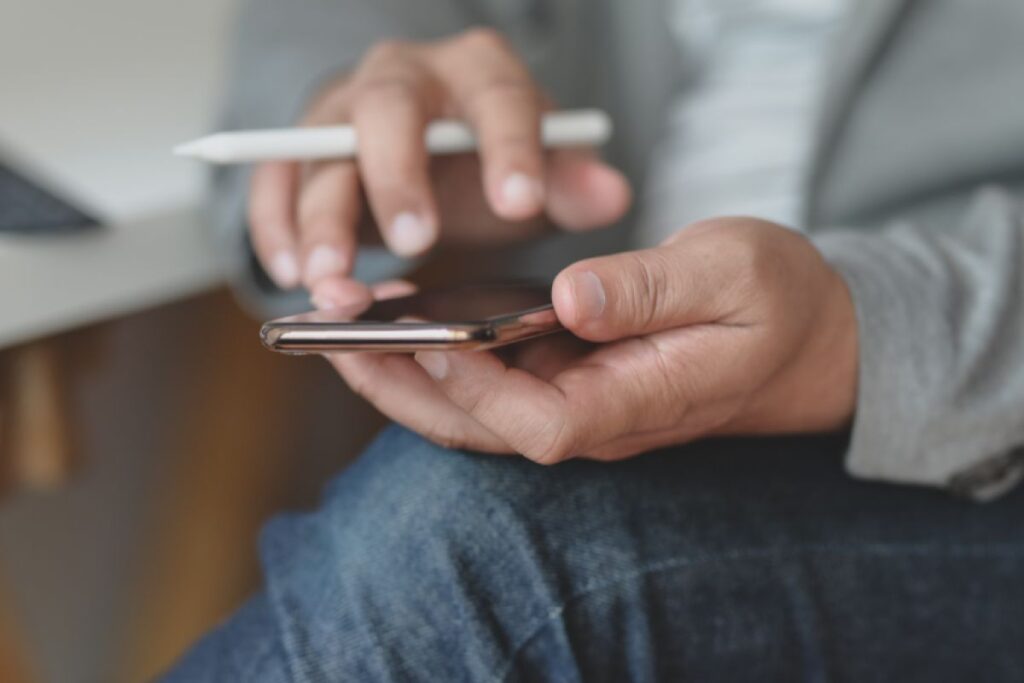 Uomo smartphone