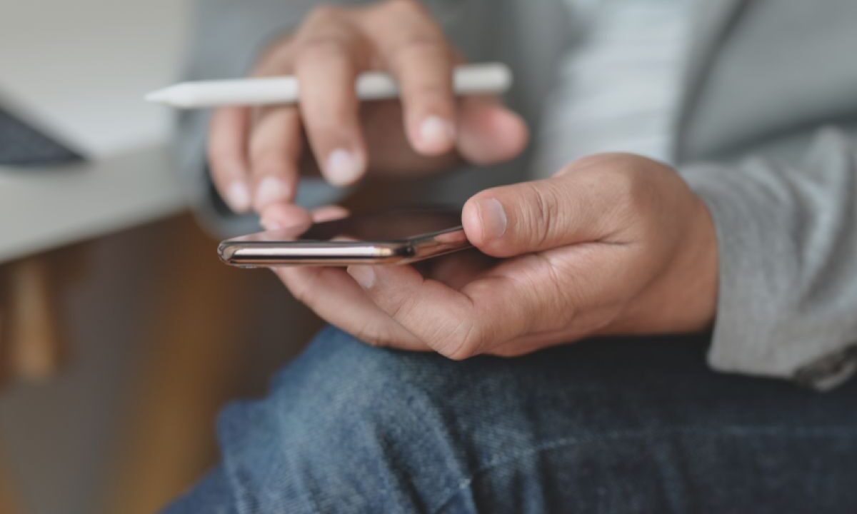 Uomo smartphone