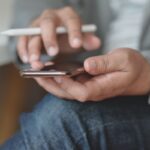 Uomo smartphone