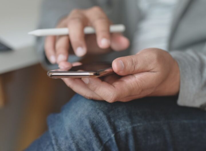 Uomo smartphone
